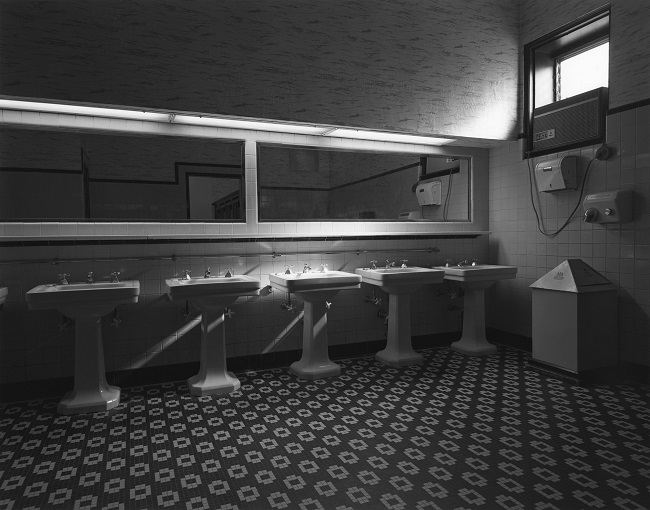 Photographie de toilettes en noir et blanc par George TICE.